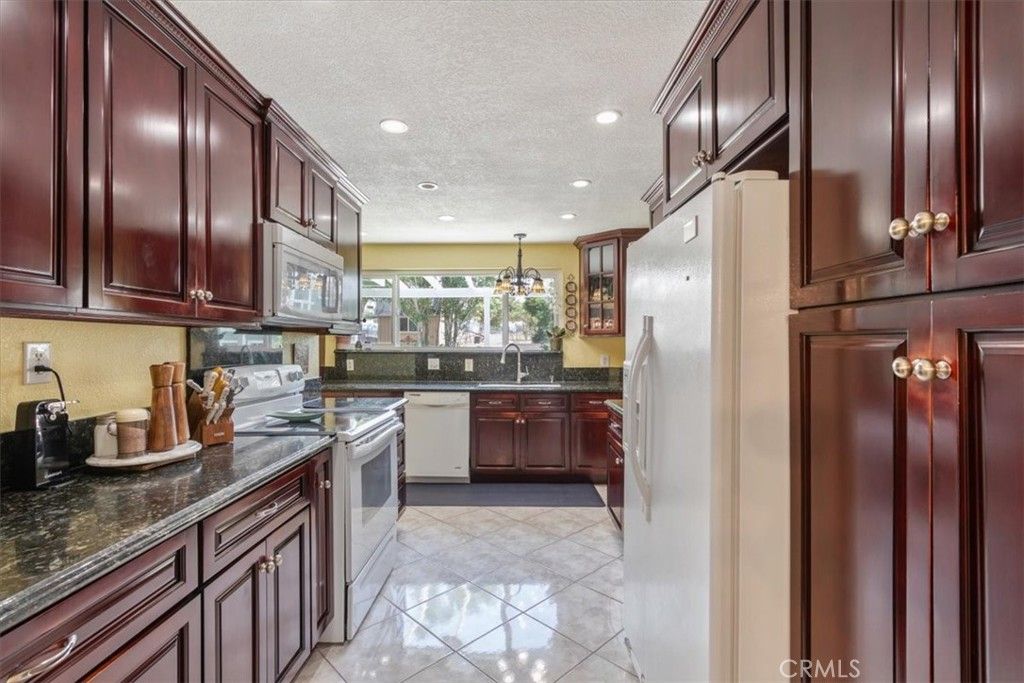 Image 3 of property listing at 4817 Quartz Hill Rd, Quartz Hill, CA 93536