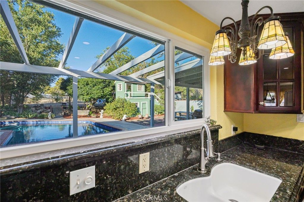 Image 5 of property listing at 4817 Quartz Hill Rd, Quartz Hill, CA 93536