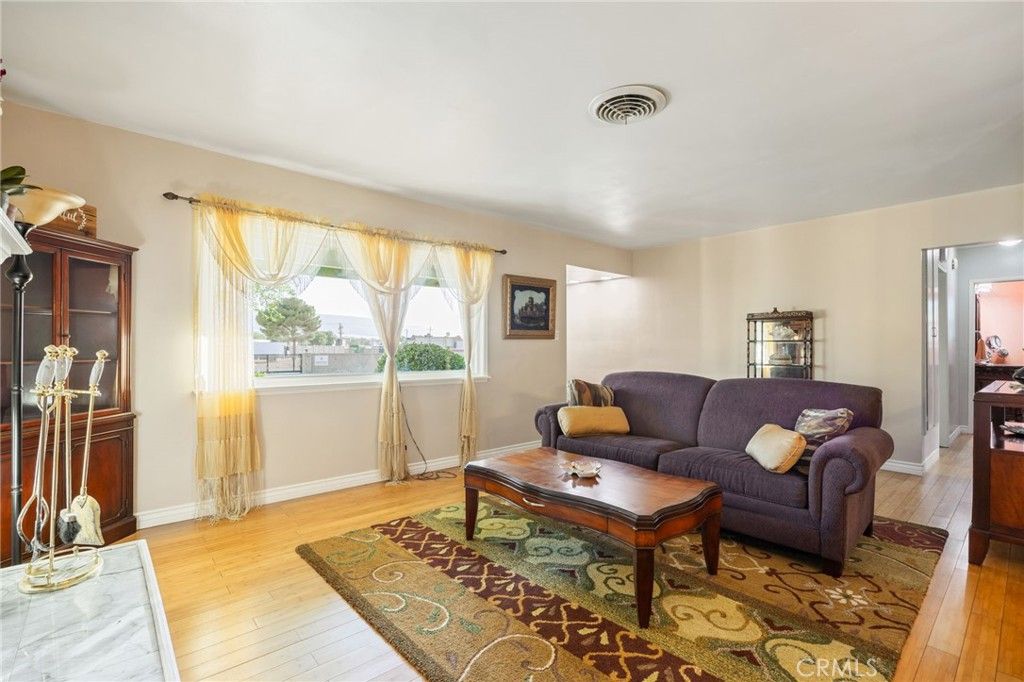 Image 7 of property listing at 4817 Quartz Hill Rd, Quartz Hill, CA 93536