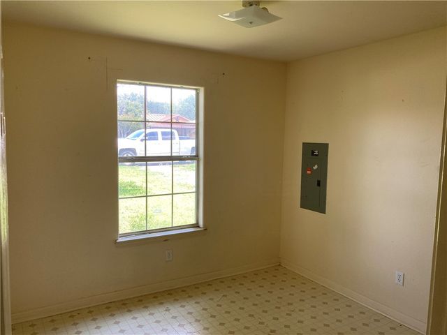 1816 Carmen St, Alice, TX 78332