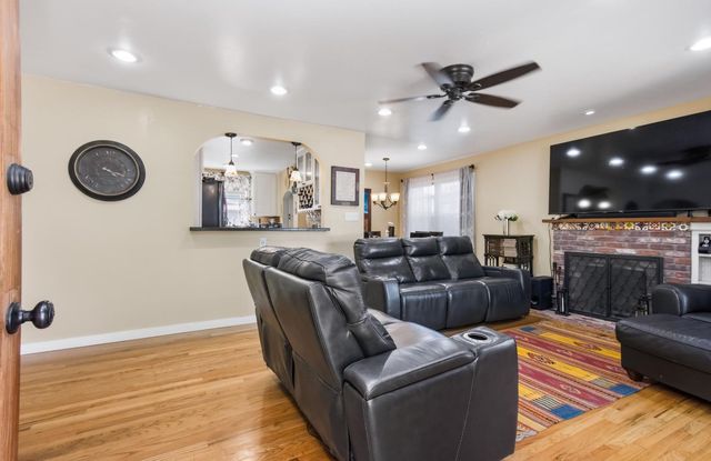 86 Aiken Way, Sacramento, CA 95819