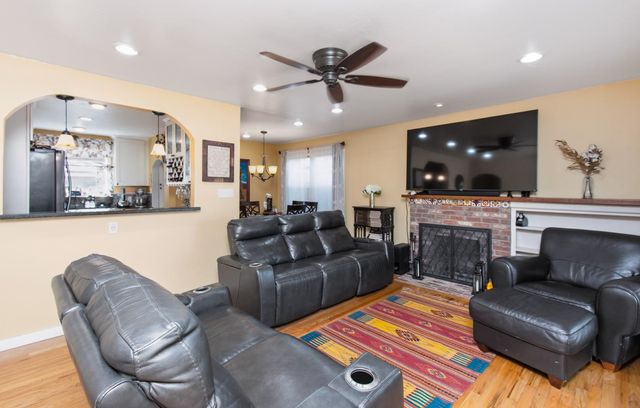 86 Aiken Way, Sacramento, CA 95819