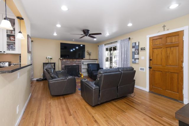 86 Aiken Way, Sacramento, CA 95819