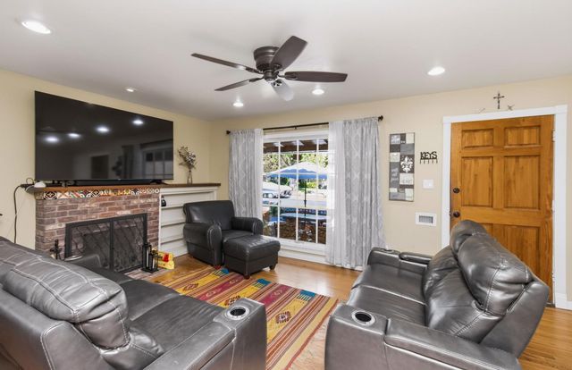 86 Aiken Way, Sacramento, CA 95819