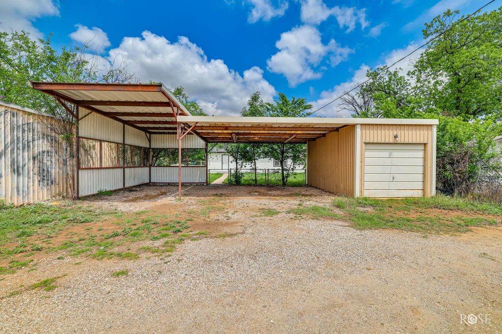 Image 21 of property listing at 423 E 26th Street, San Angelo, TX 76903