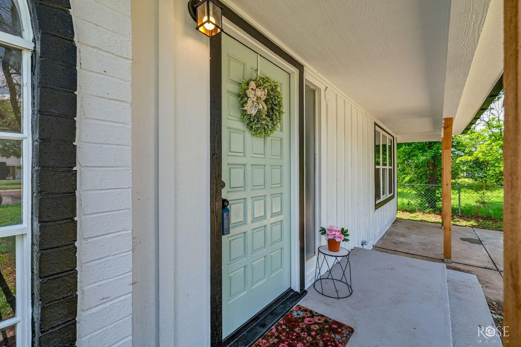 Image 3 of property listing at 423 E 26th Street, San Angelo, TX 76903