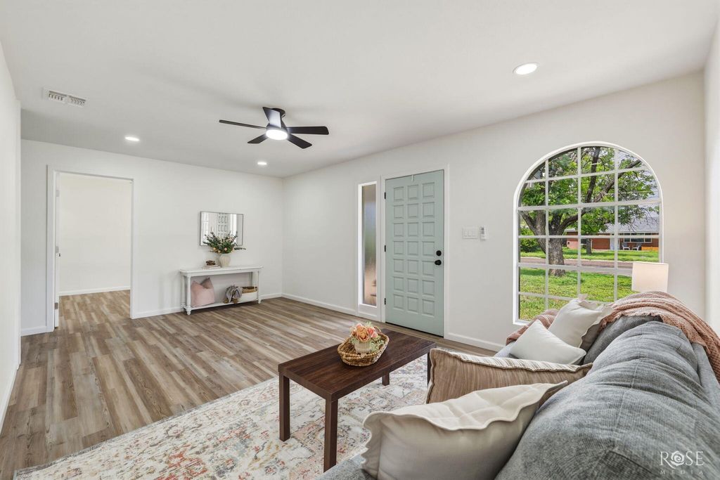 Image 7 of property listing at 423 E 26th Street, San Angelo, TX 76903