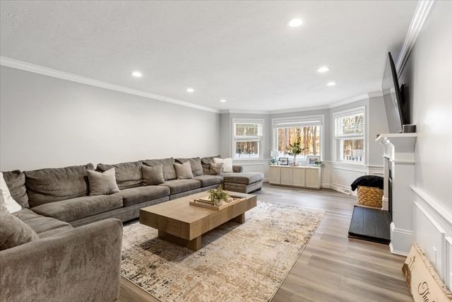 62 Hawkins Ln, Marlborough, MA 01752