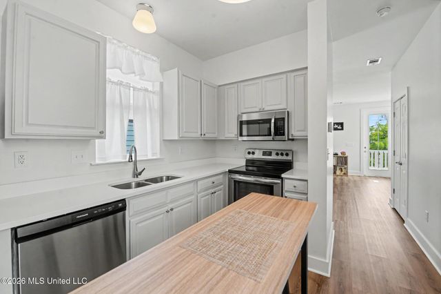 215 E 2nd Street, 30, Pass Christian, MS 39571