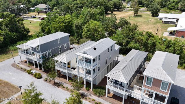 215 E 2nd Street, 30, Pass Christian, MS 39571