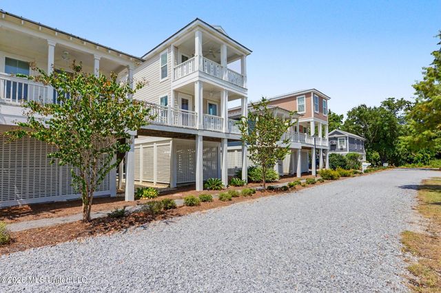 215 E 2nd Street, 30, Pass Christian, MS 39571