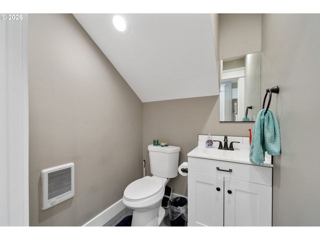 4004 12TH St, Tillamook, OR 97141