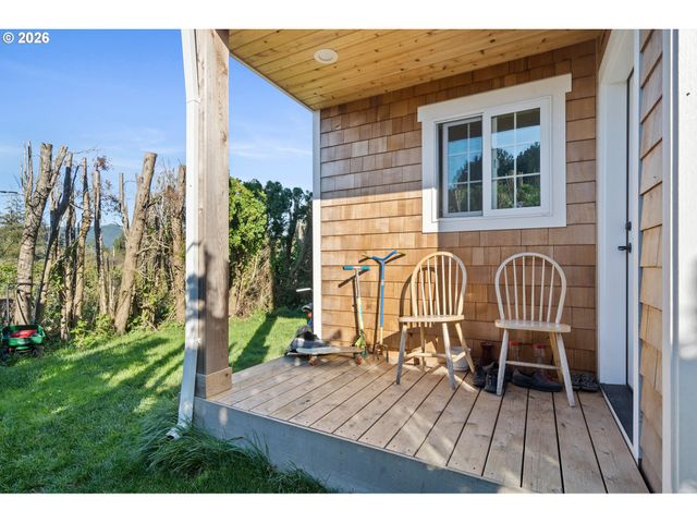 4004 12TH St, Tillamook, OR 97141