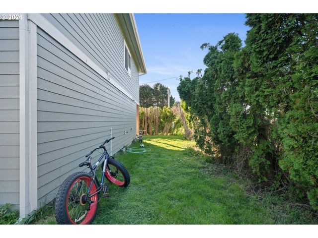 4004 12TH St, Tillamook, OR 97141