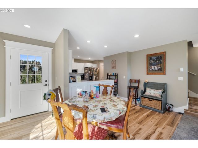 4004 12TH St, Tillamook, OR 97141