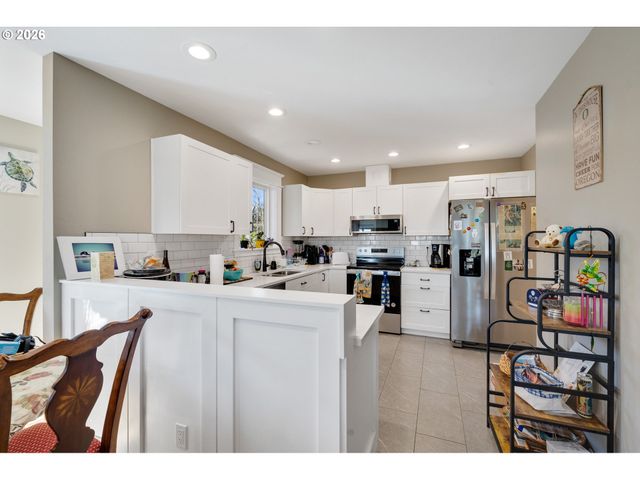 4004 12TH St, Tillamook, OR 97141