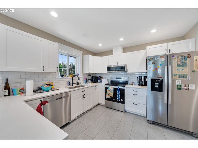 4004 12TH St, Tillamook, OR 97141