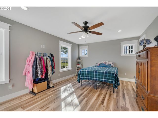 4004 12TH St, Tillamook, OR 97141