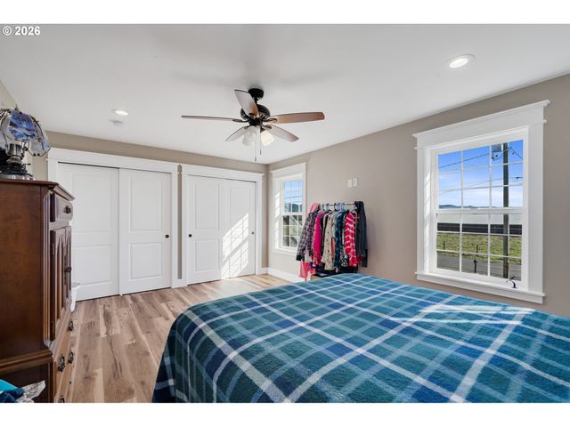 4004 12TH St, Tillamook, OR 97141