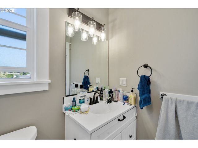 4004 12TH St, Tillamook, OR 97141