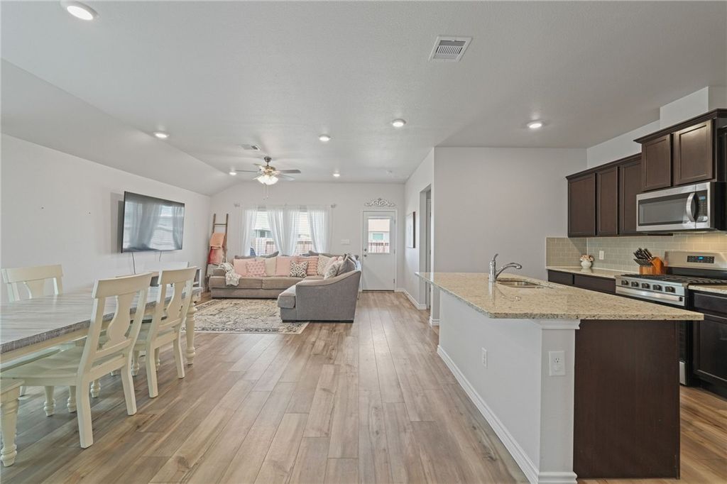 1902 Whirlaway Dr, Corpus Christi, TX 78417 — photo 2