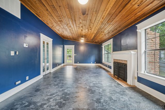 617 N Chickasaw Avenue, Claremore, OK 74017