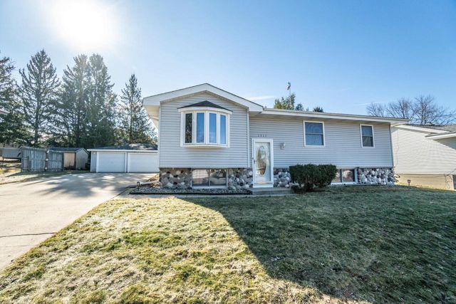 1511 Roosevelt DRIVE S, West Bend, WI 53090