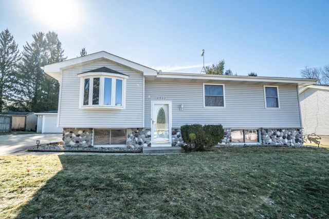 1511 Roosevelt DRIVE S, West Bend, WI 53090