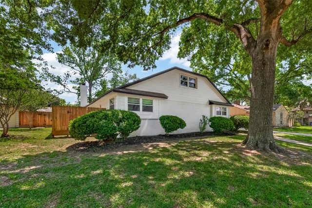 4142 Willow Hill Drive, Seabrook, TX 77586