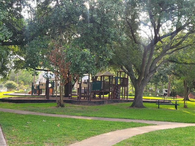 4142 Willow Hill Drive, Seabrook, TX 77586