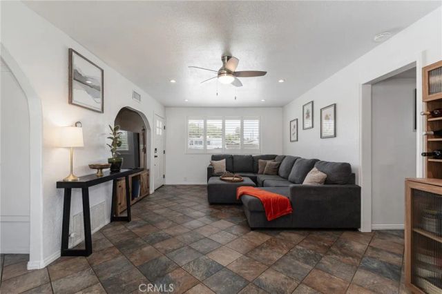 5717 N Hanlin, Azusa, CA 91702