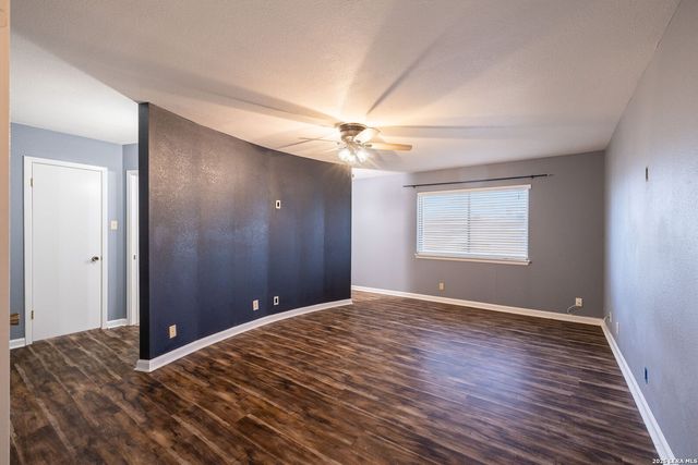 6814 Crown Rdg, San Antonio, TX 78239