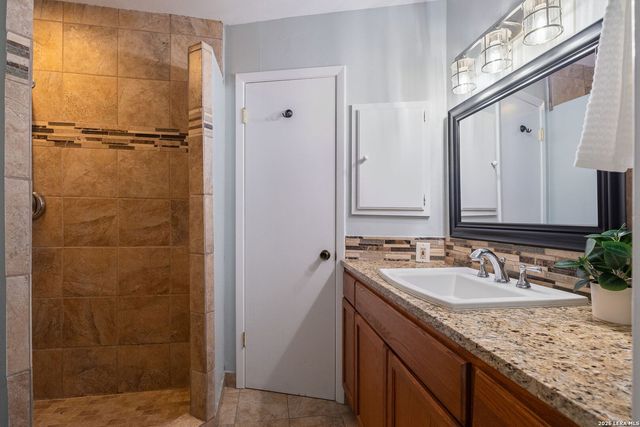 6814 Crown Rdg, San Antonio, TX 78239