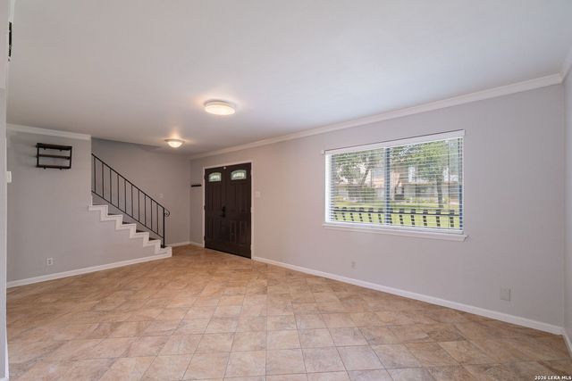 6814 Crown Rdg, San Antonio, TX 78239