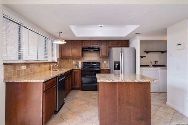 6814 Crown Rdg, San Antonio, TX 78239