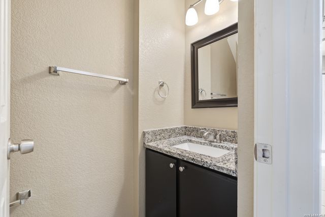151 McLennan Oak, San Antonio, TX 78240