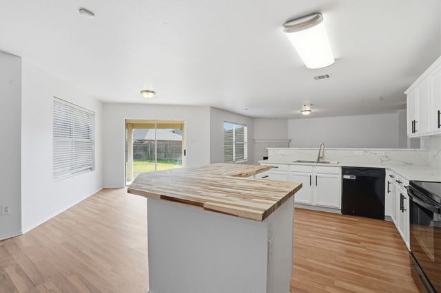 932 Robbins Way, Saginaw, TX 76179