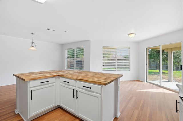 932 Robbins Way, Saginaw, TX 76179