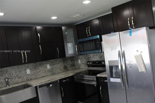 2411 SW 6th St, Fort Lauderdale, FL 33312