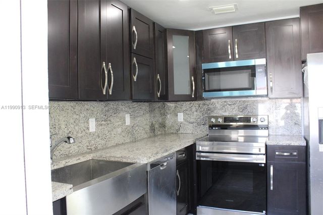 2411 SW 6th St, Fort Lauderdale, FL 33312