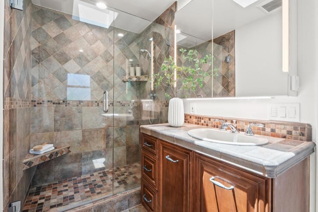Image 12 of property listing at 1040 Haven Avenue, Redwood City, CA 94063