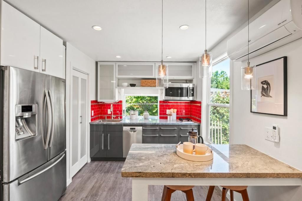 Image 20 of property listing at 1040 Haven Avenue, Redwood City, CA 94063