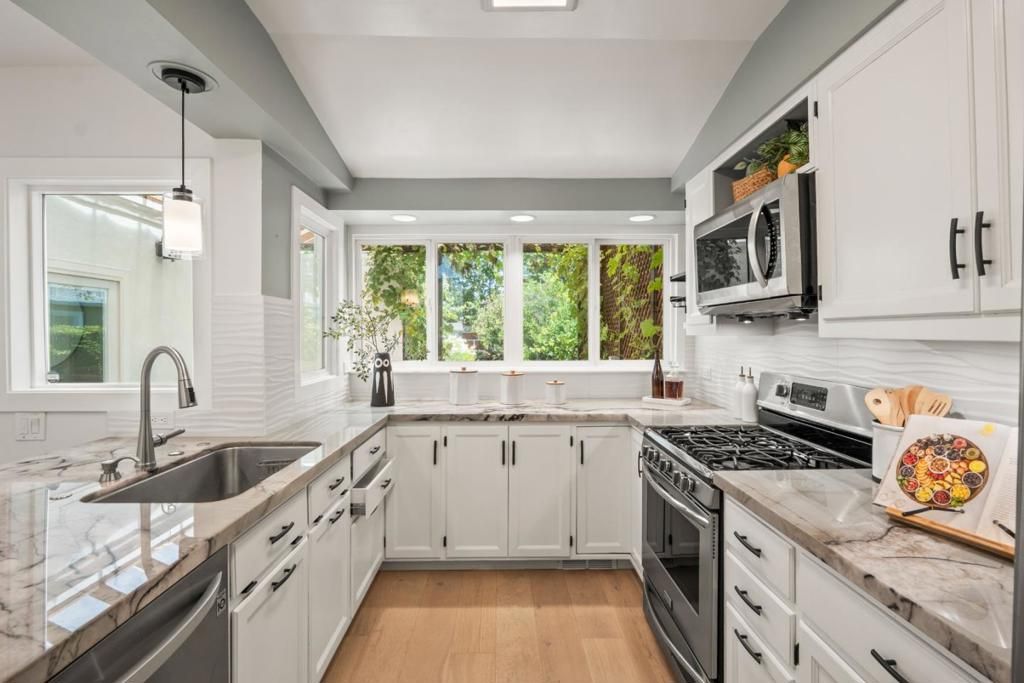 Image 9 of property listing at 1040 Haven Avenue, Redwood City, CA 94063