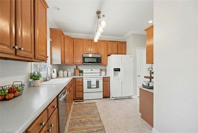 802 Lisa Run Court, Kernersville, NC 27284