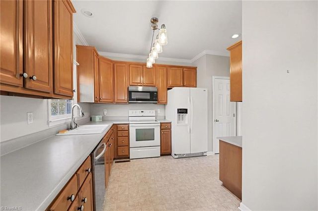 802 Lisa Run Court, Kernersville, NC 27284