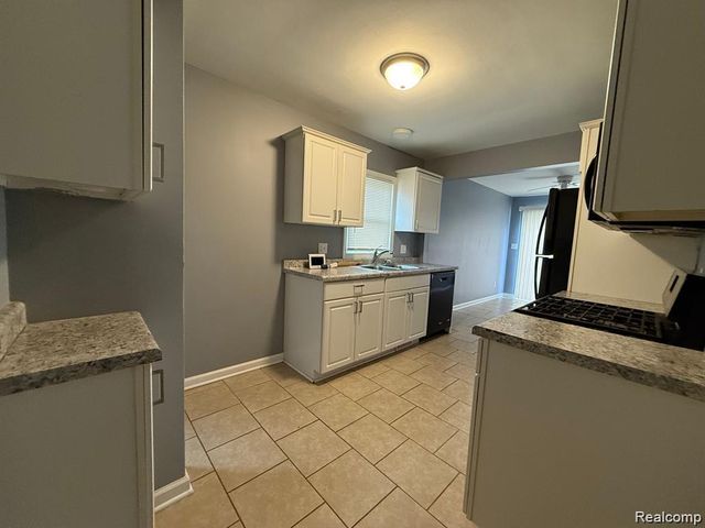 8241 KALTZ, Center Line, MI 48015