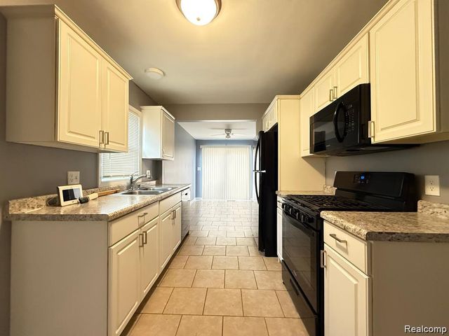 8241 KALTZ, Center Line, MI 48015