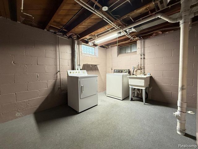8241 KALTZ, Center Line, MI 48015