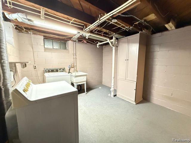 8241 KALTZ, Center Line, MI 48015