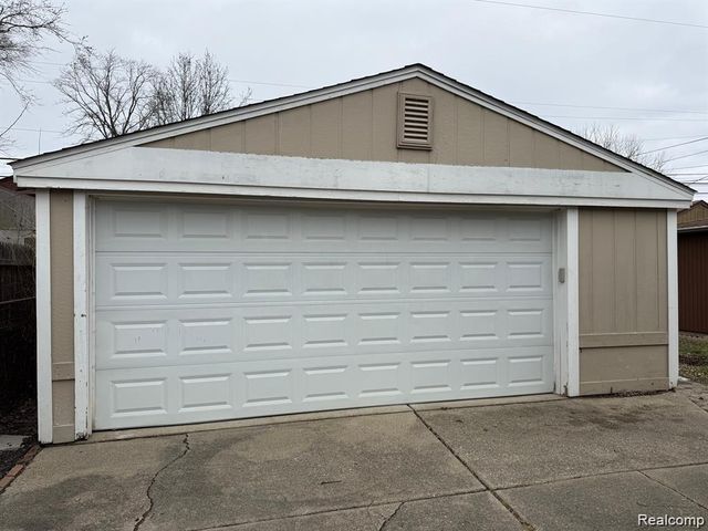 8241 KALTZ, Center Line, MI 48015